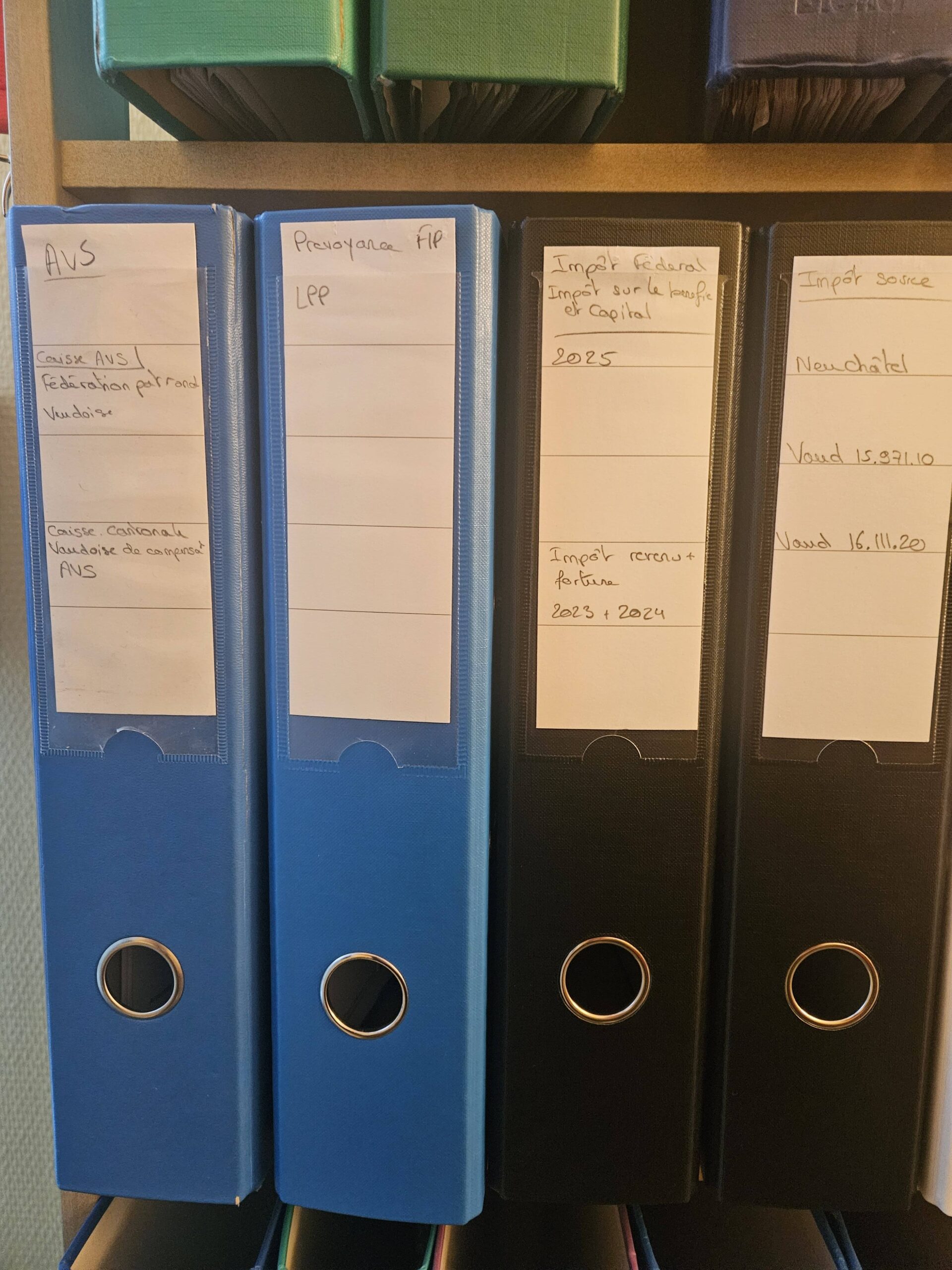 Classeurs et relevés pour remettre une comptabilité en retard à jour dans le canton de Vaud